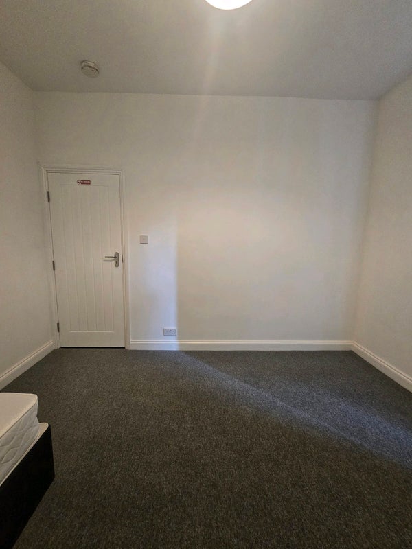 Room Leigh Road in Greater London