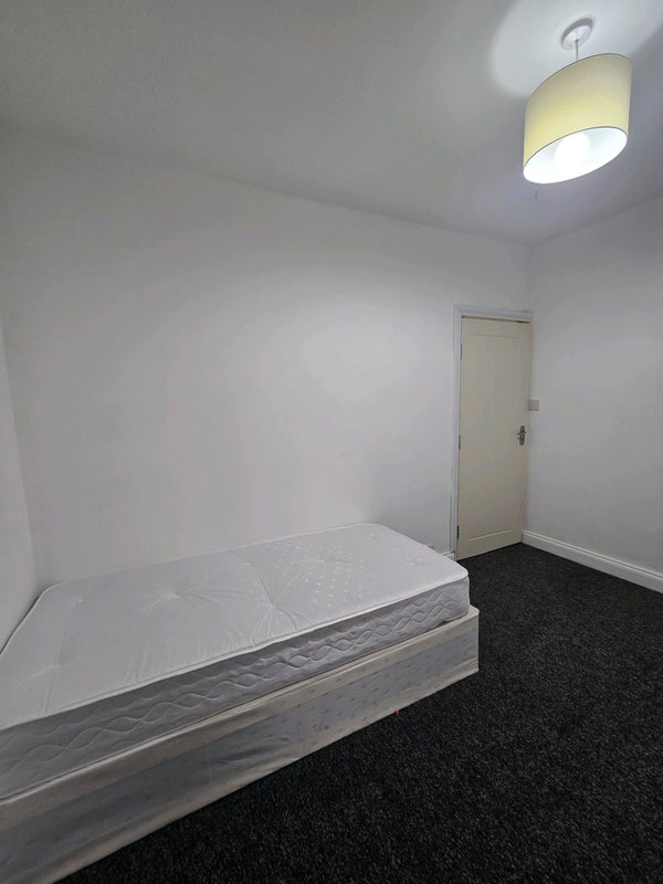 Room Leigh Road in Greater London