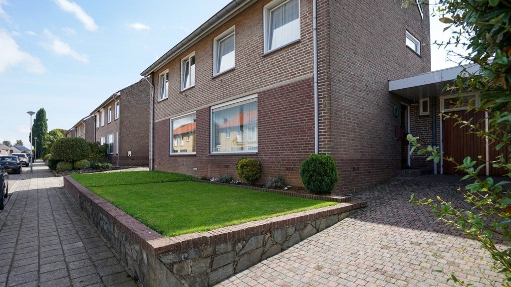 Twee-onder-één-kap te koop: van Plettenbergstraat 2, Margraten