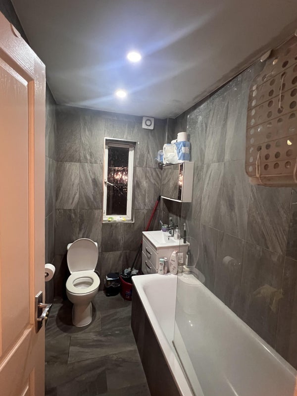 Room Empire Way in Greater London