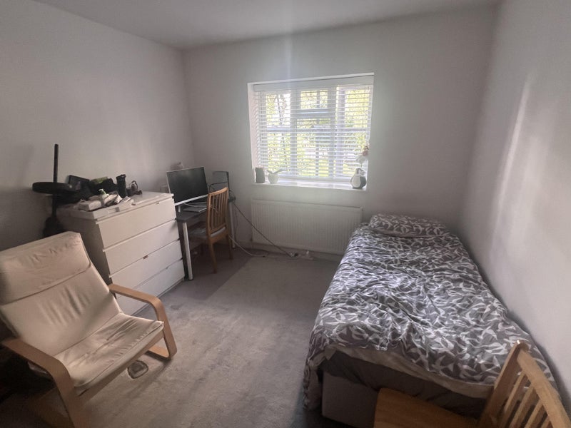 Room Empire Way in Greater London
