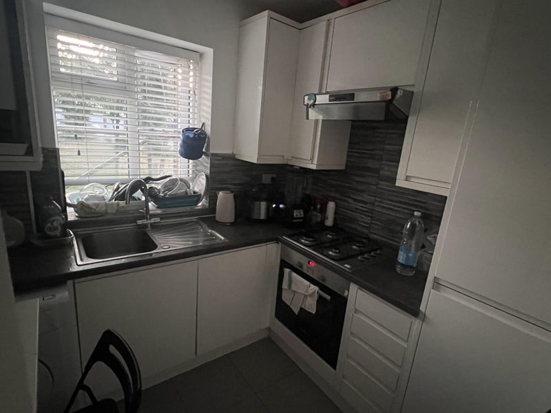 Room Empire Way in Greater London