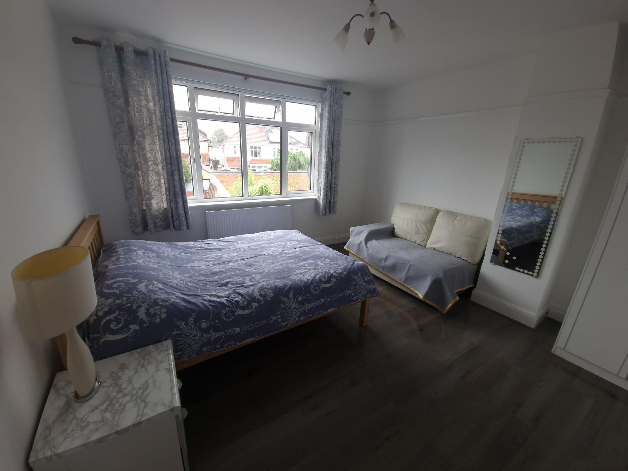 Room Oldbury Court Road in Bristol