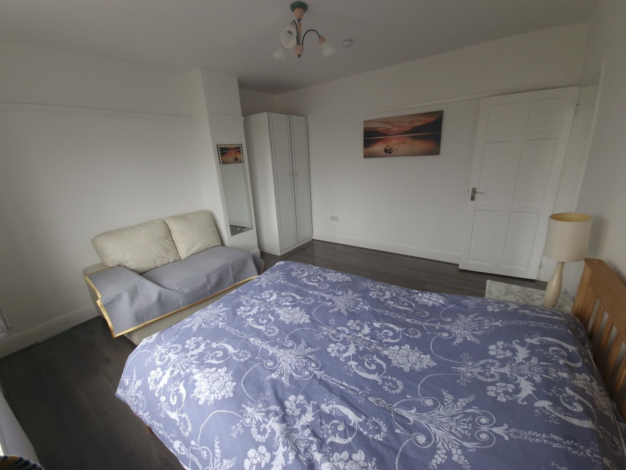 Room Oldbury Court Road in Bristol