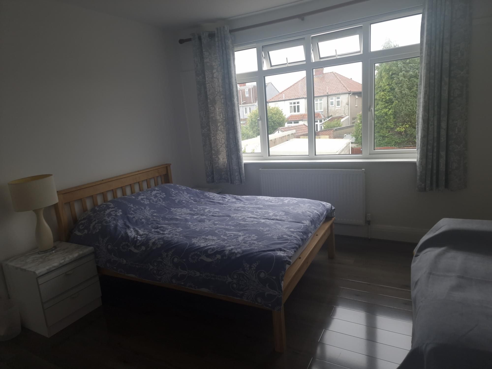 Room Oldbury Court Road in Bristol