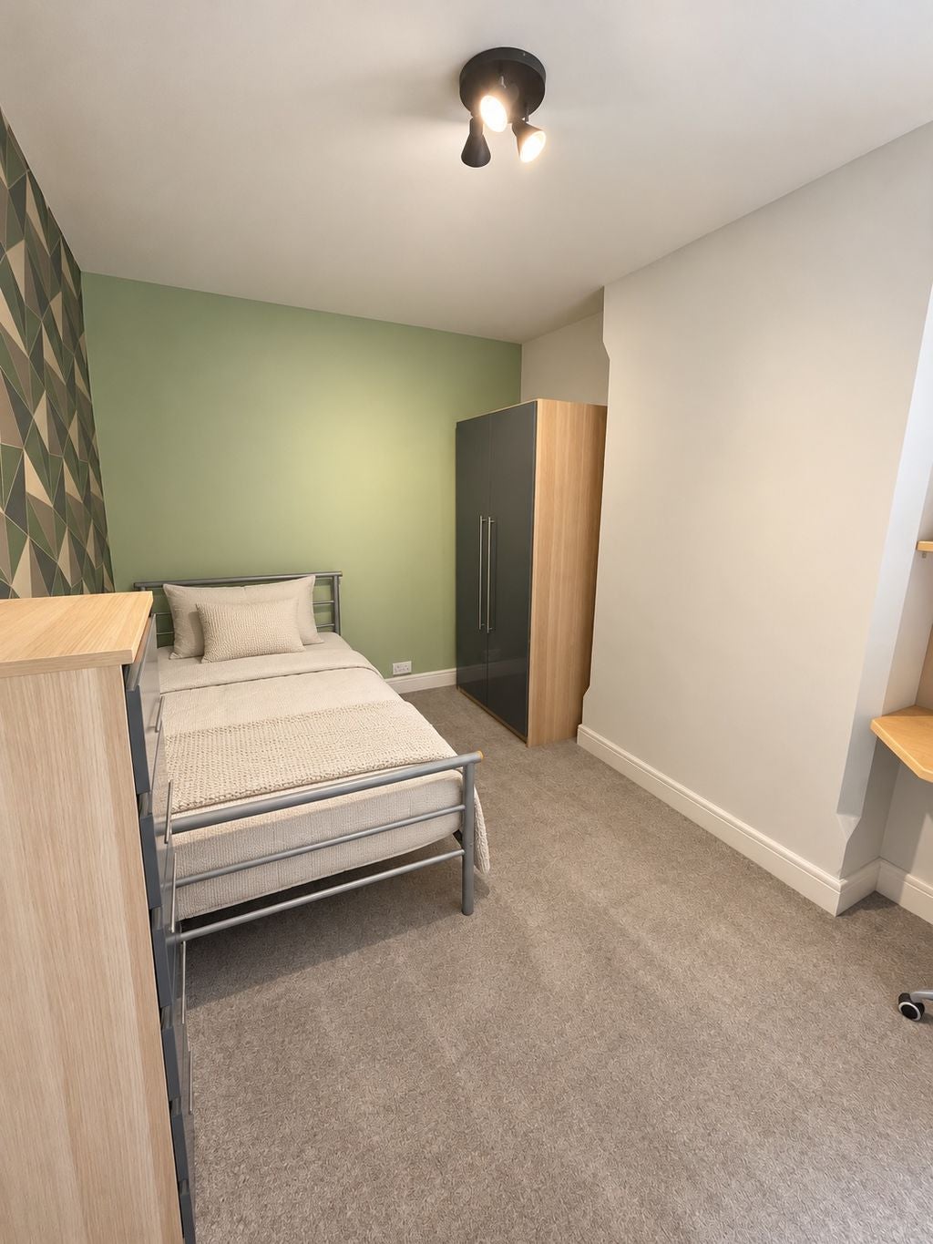 Room Harrington Drive in Nottingham