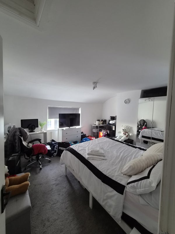 Room Blackamoor Road in Guide