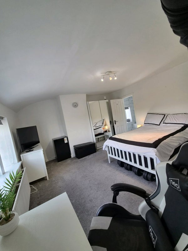 Room Blackamoor Road in Guide