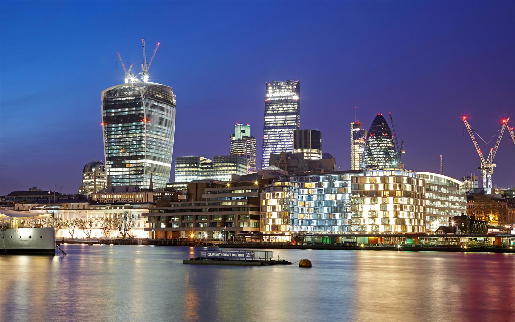 Flat Sugar Quay Walk in City of London