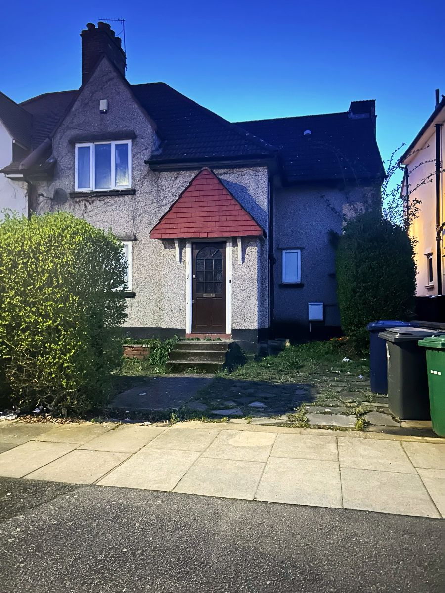 Room Sturgess Avenue in Greater London