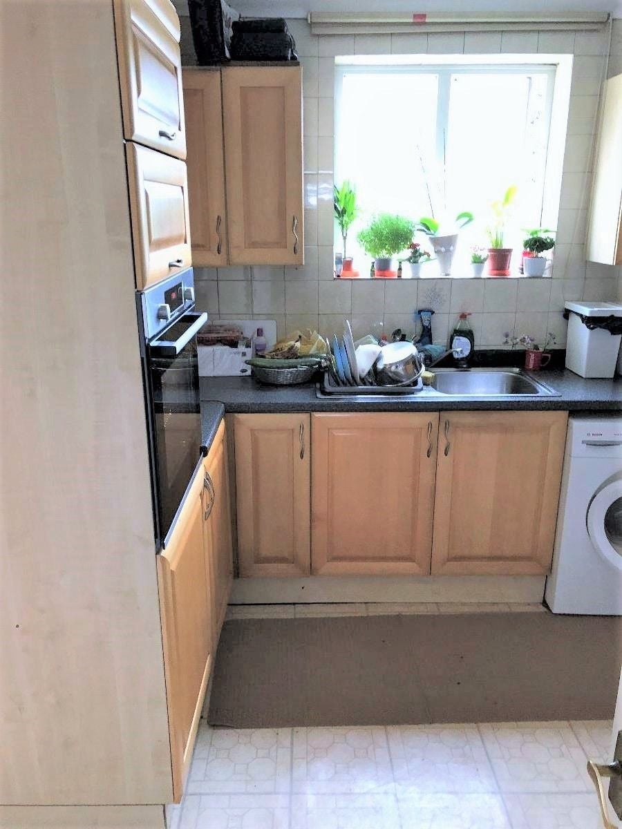 Room Sturgess Avenue in Greater London