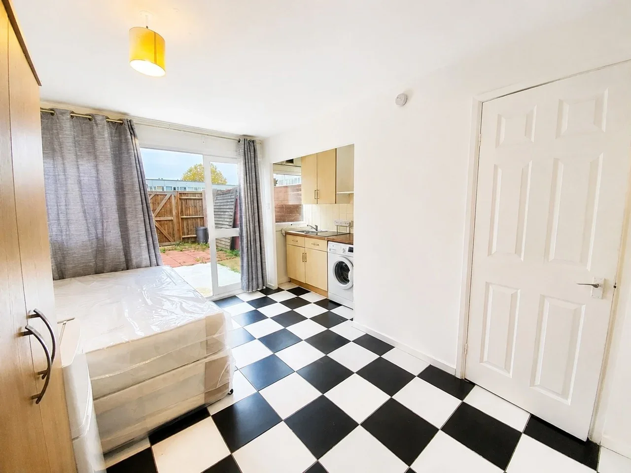 Flat Caernarvon Close in Greater London