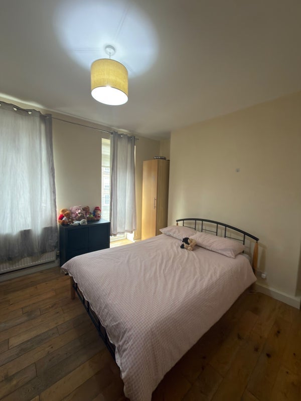 Room North End Road in Greater London