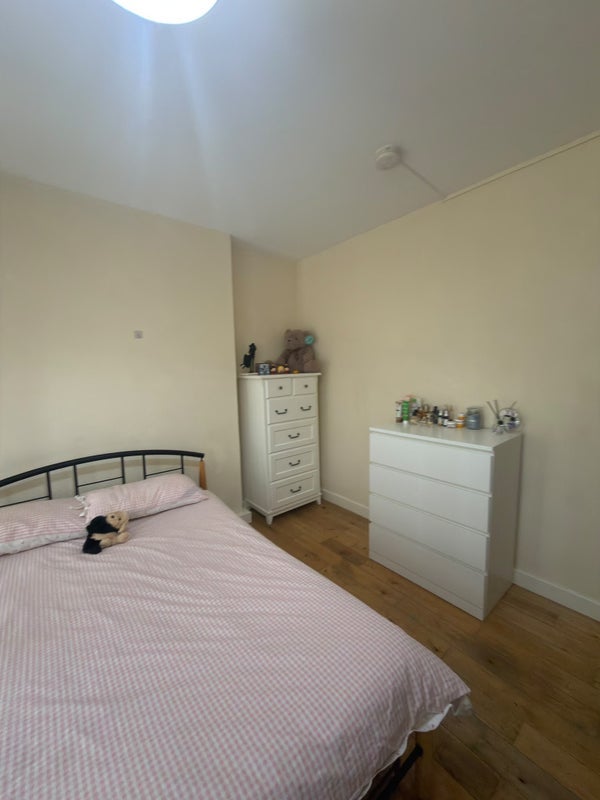 Room North End Road in Greater London