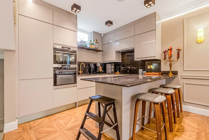 Flat Cranbrook Park in Greater London