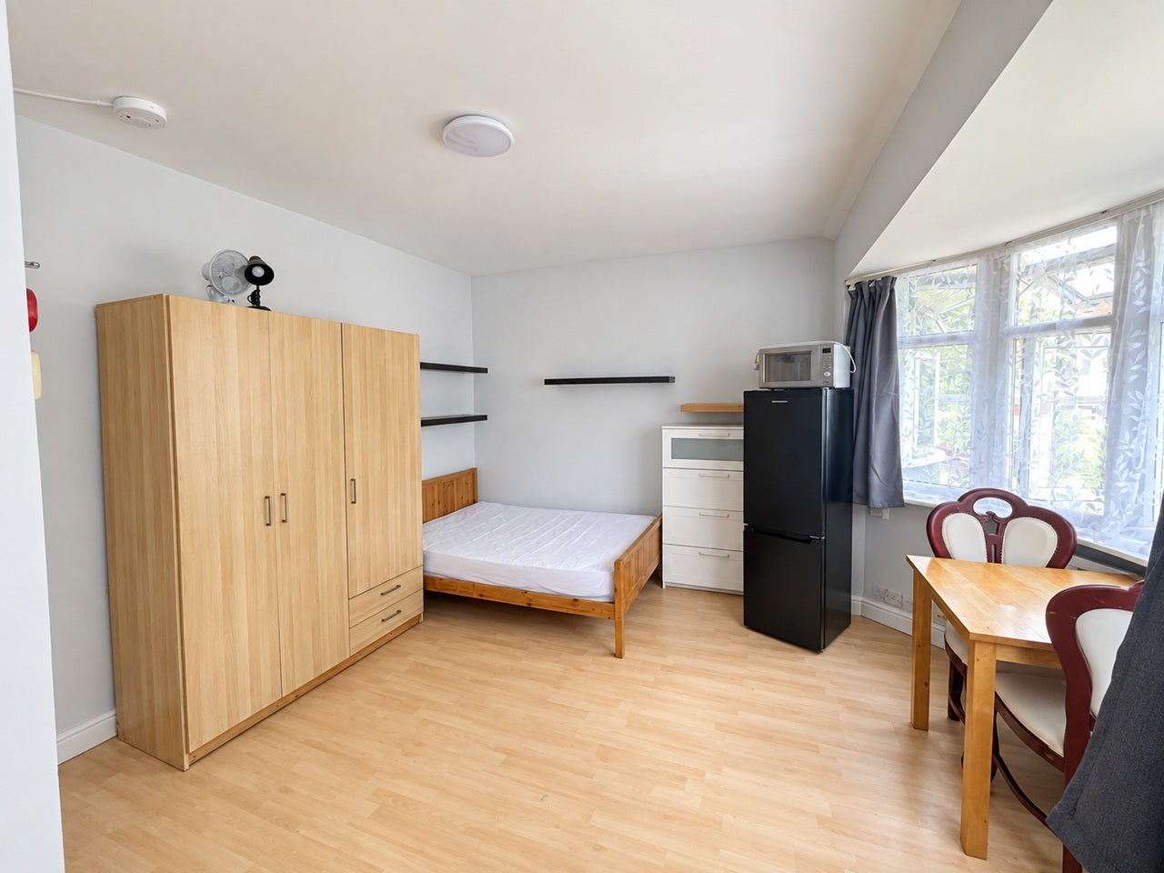 Room Eastcote Avenue in Greater London