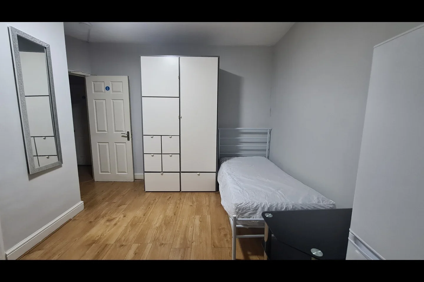 Room Eastcote Avenue in Greater London