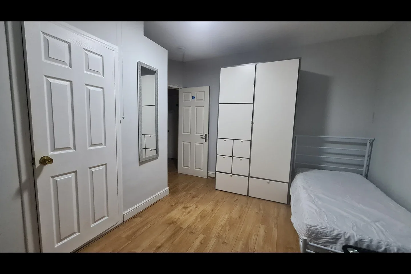 Room Eastcote Avenue in Greater London