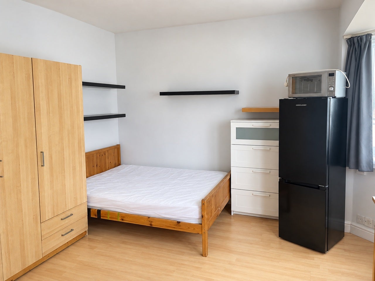Room Eastcote Avenue in Greater London