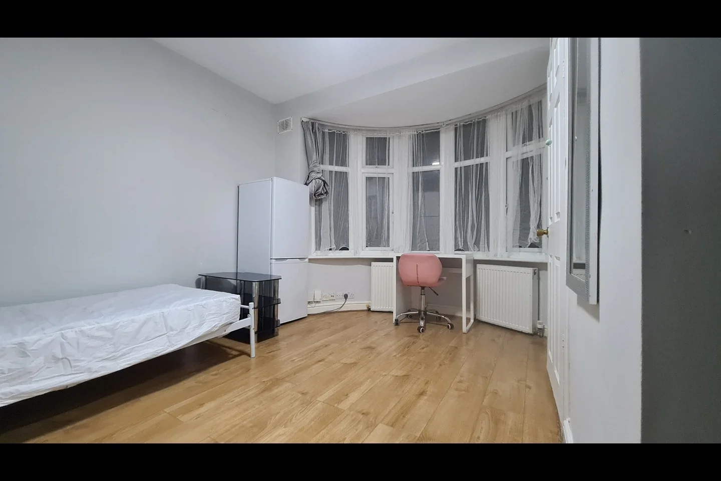 Room Eastcote Avenue in Greater London