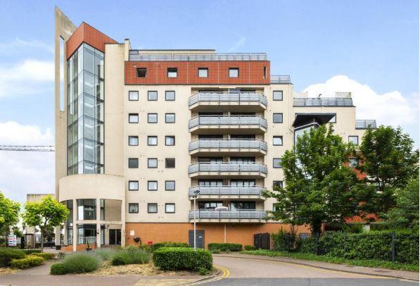 Flat Boulevard in Greater London