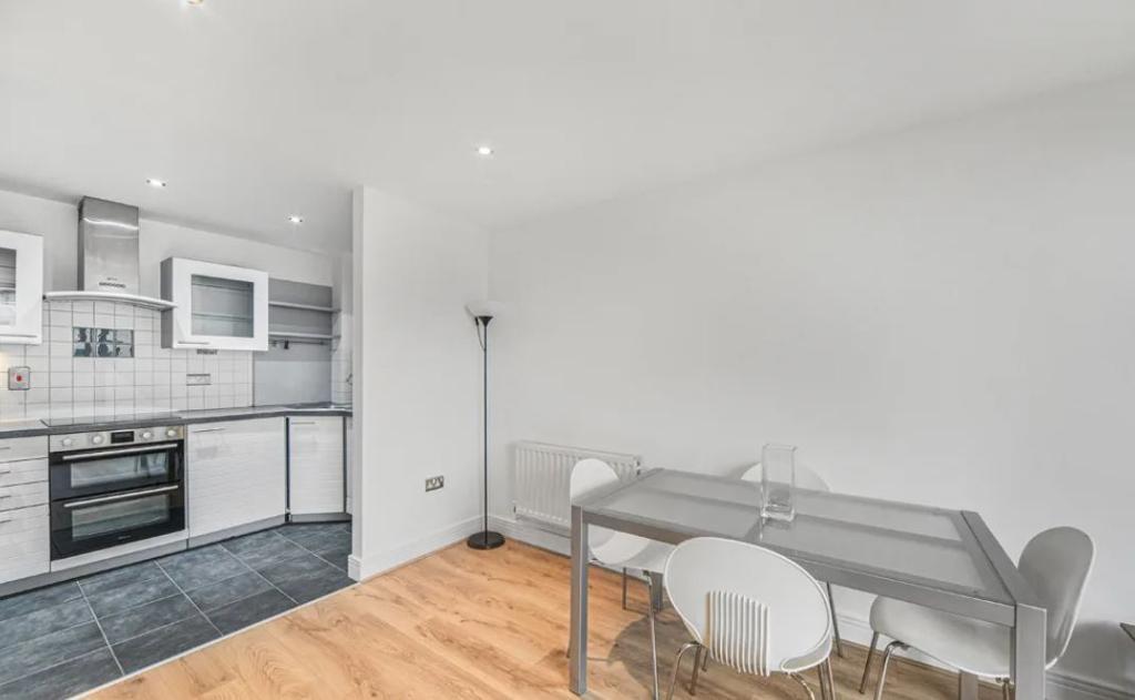 Flat Boulevard in Greater London