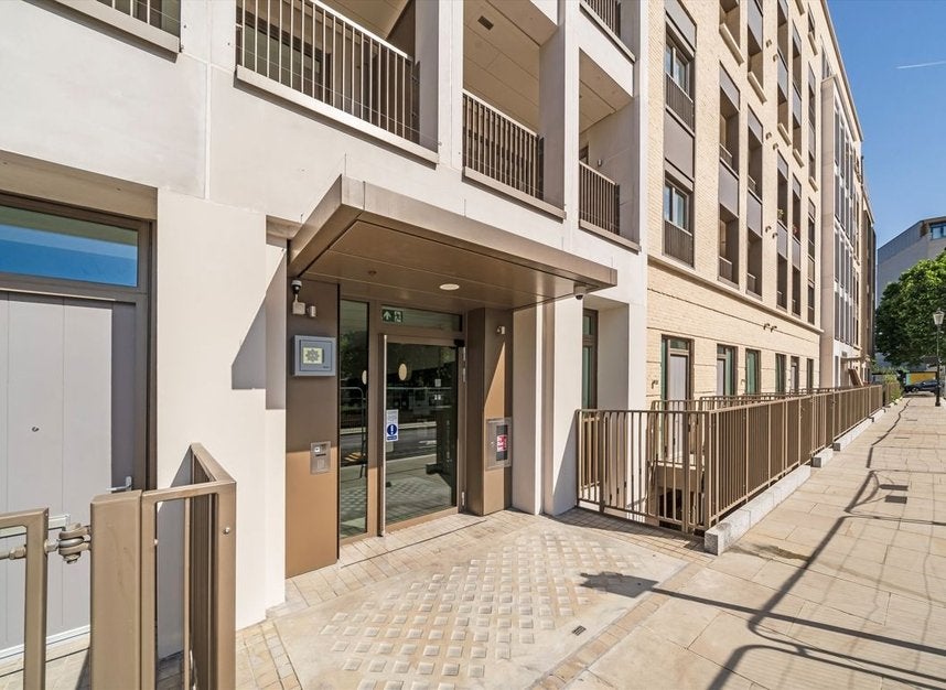 Flat Wornington Road in Greater London