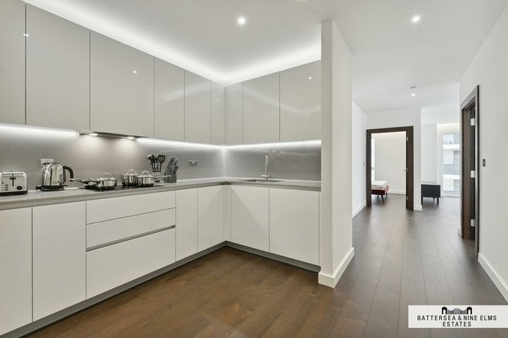 Flat Ponton Road in Greater London