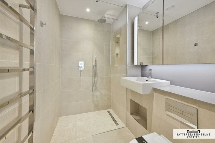 Flat Ponton Road in Greater London