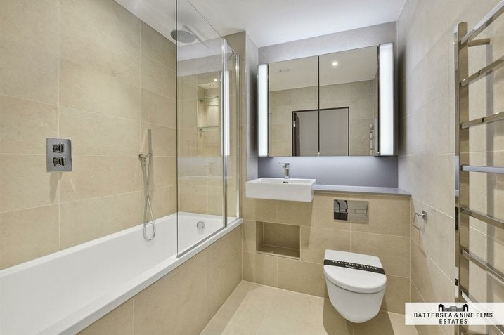 Flat Ponton Road in Greater London
