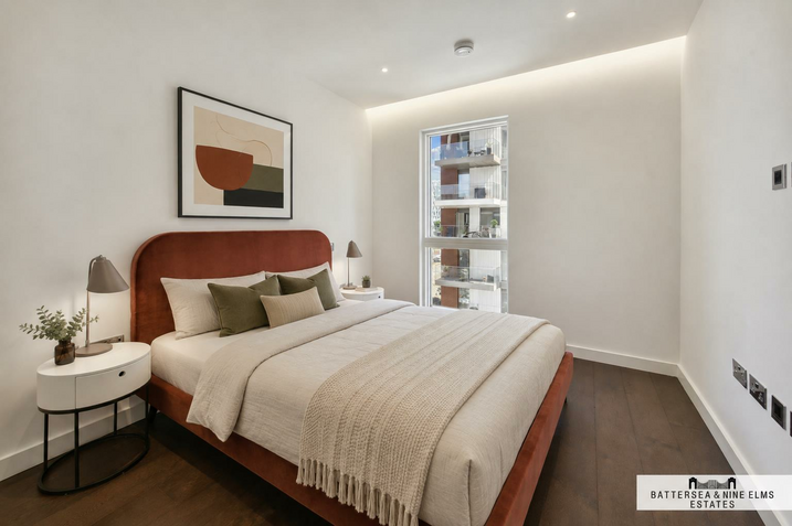 Flat Ponton Road in Greater London