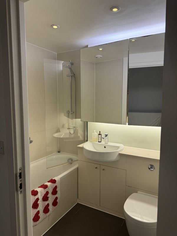 Room Scarlet Close in Greater London
