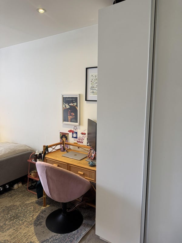 Room Scarlet Close in Greater London