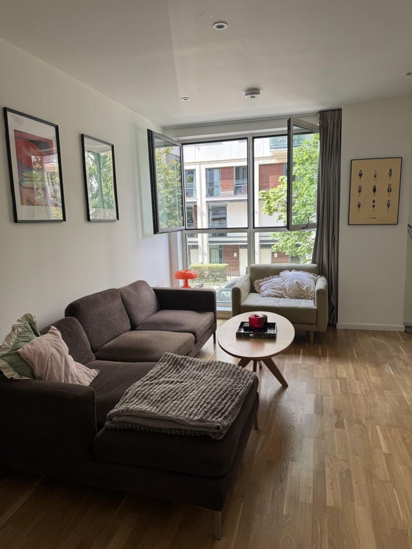 Room Scarlet Close in Greater London
