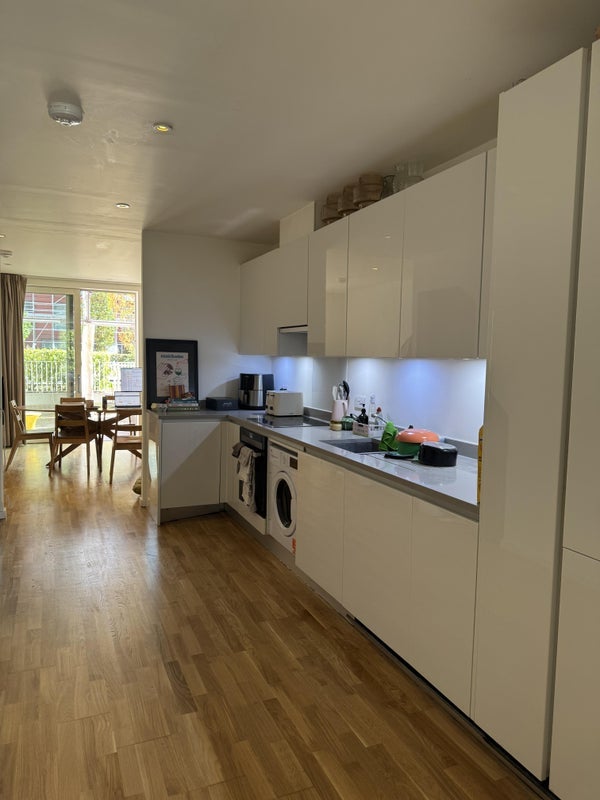 Room Scarlet Close in Greater London