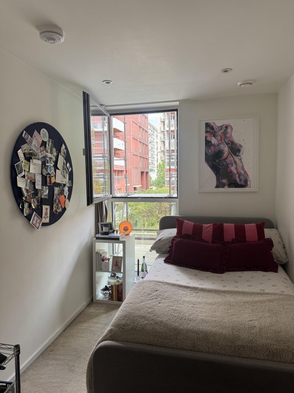 Room Scarlet Close in Greater London