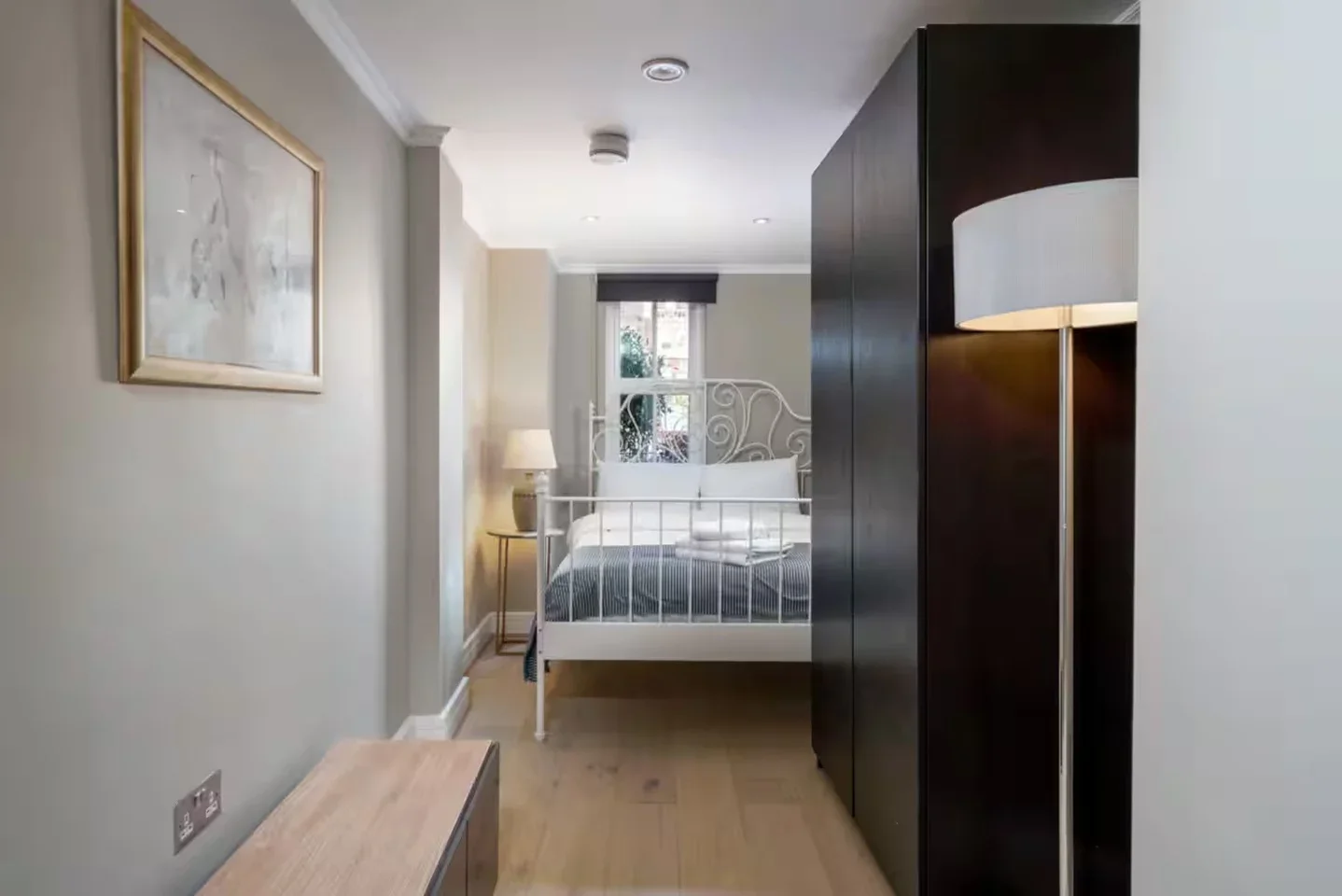 Flat Greyhound Road in Greater London