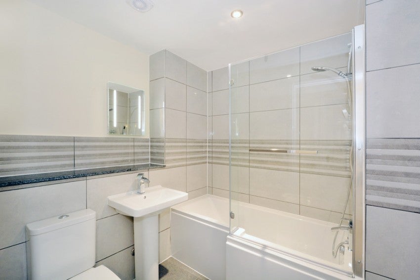 Flat Woodland Crescent in Greater London