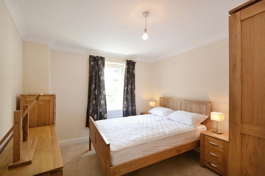 Flat Woodland Crescent in Greater London
