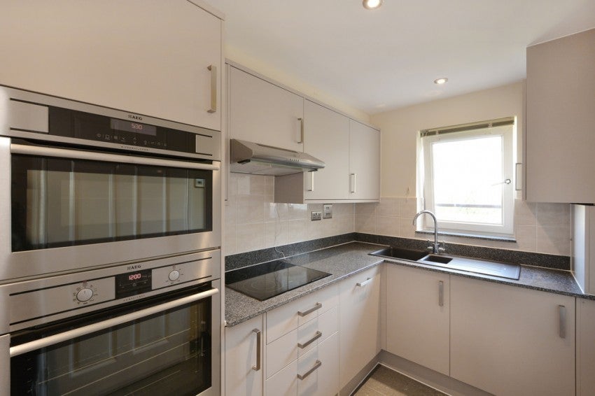 Flat Woodland Crescent in Greater London
