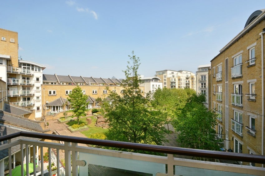 Flat Woodland Crescent in Greater London