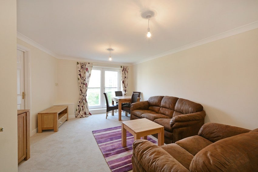 Flat Woodland Crescent in Greater London