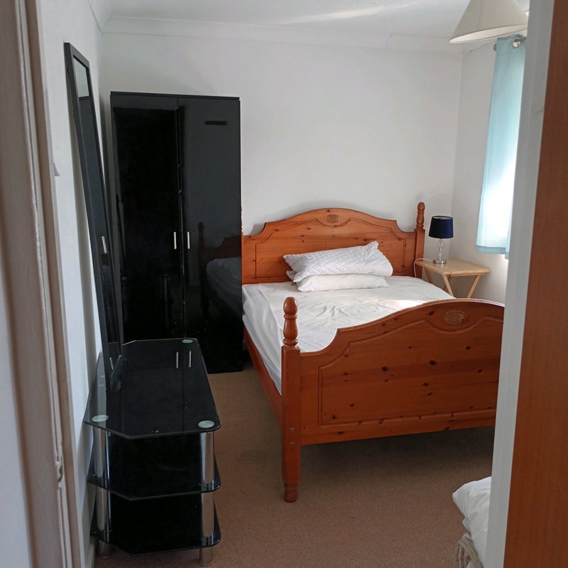 Room Binstead Close in Crawley