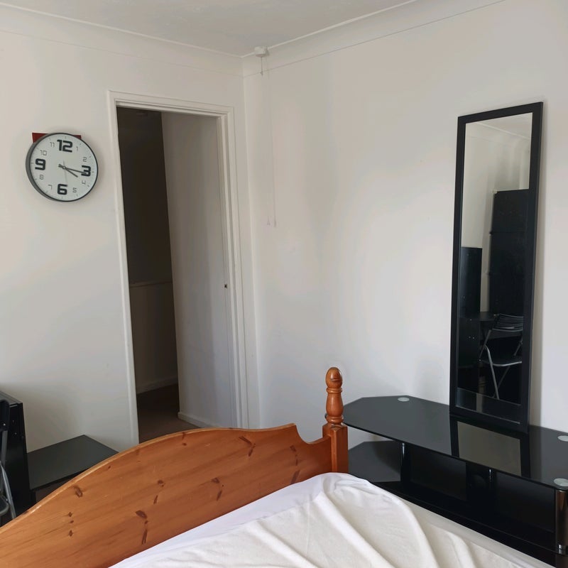 Room Binstead Close in Crawley