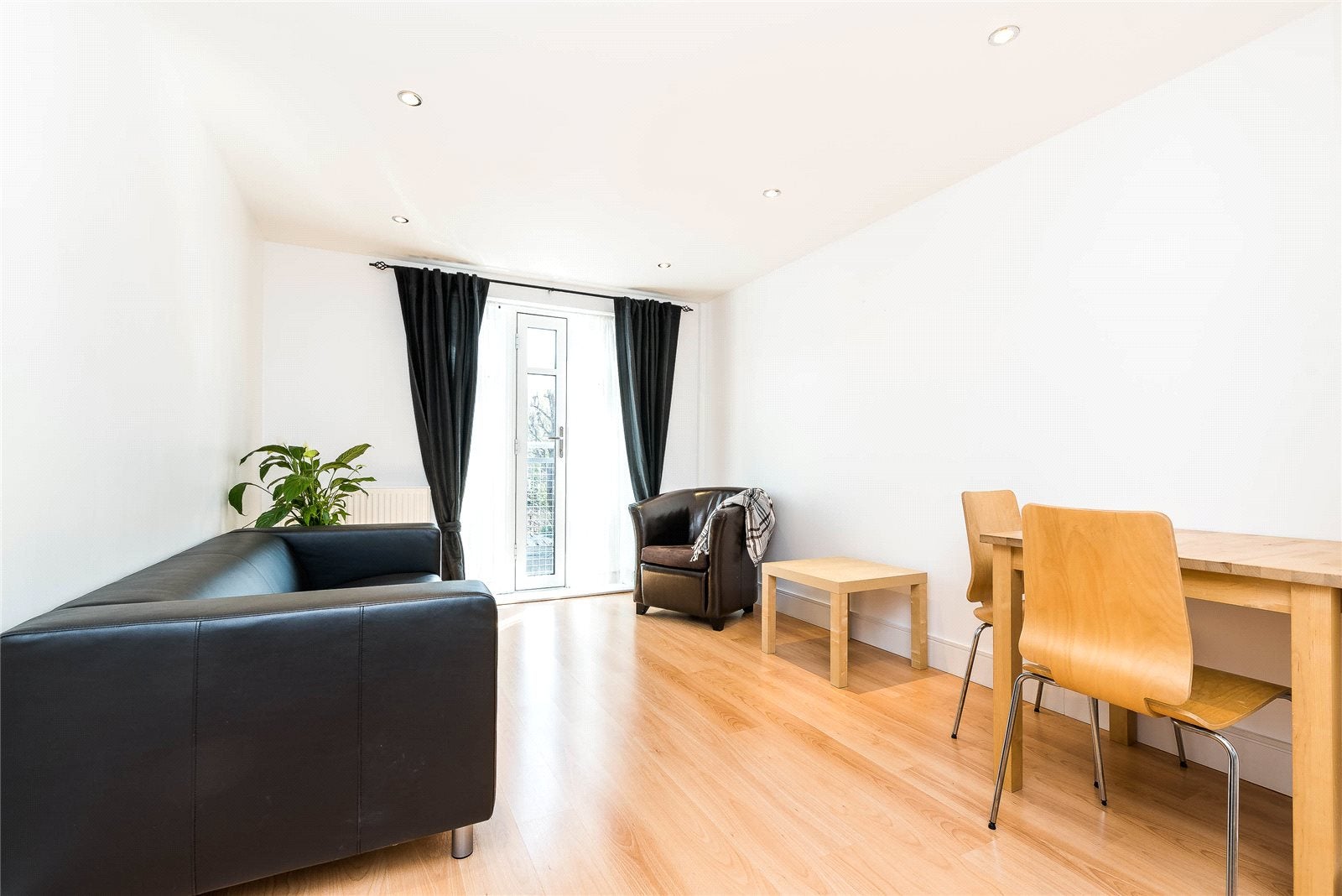 Flat Sandringham Road in Greater London