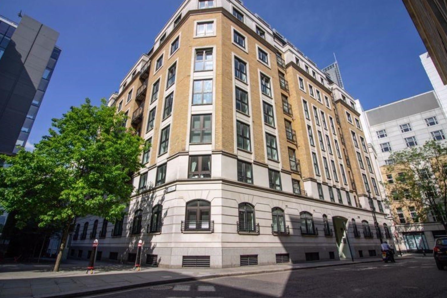 Flat Pepys Street in City of London