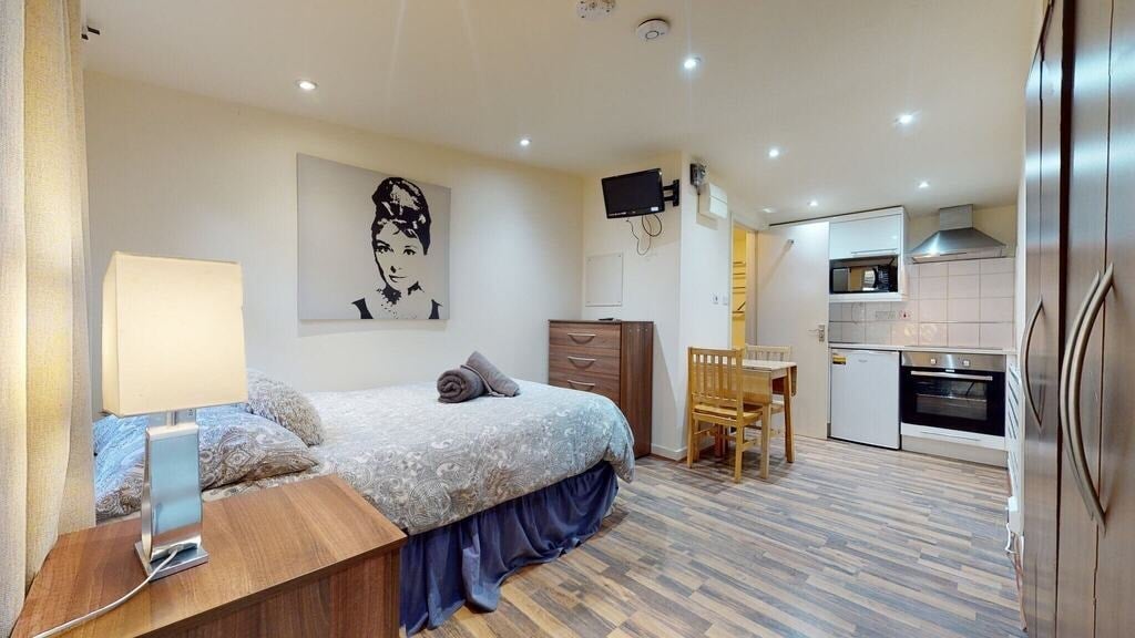 Room Chatsworth Road in Greater London