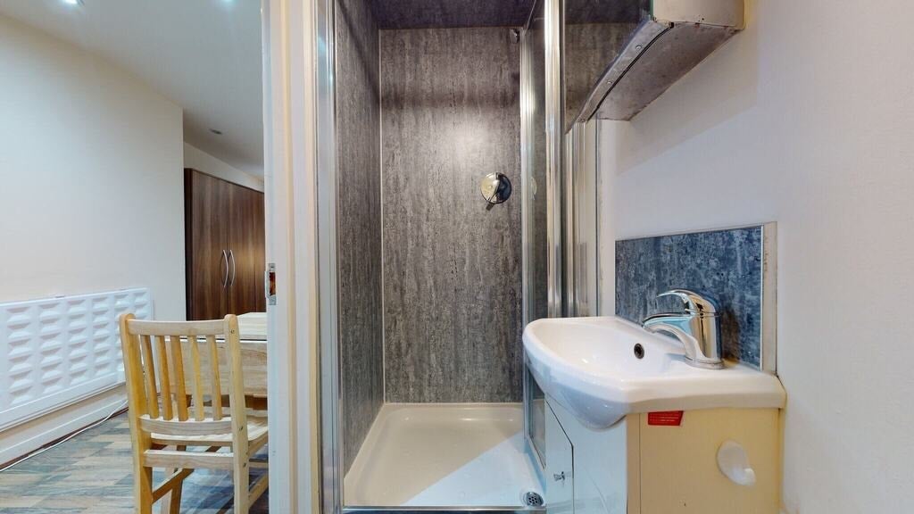 Room Chatsworth Road in Greater London