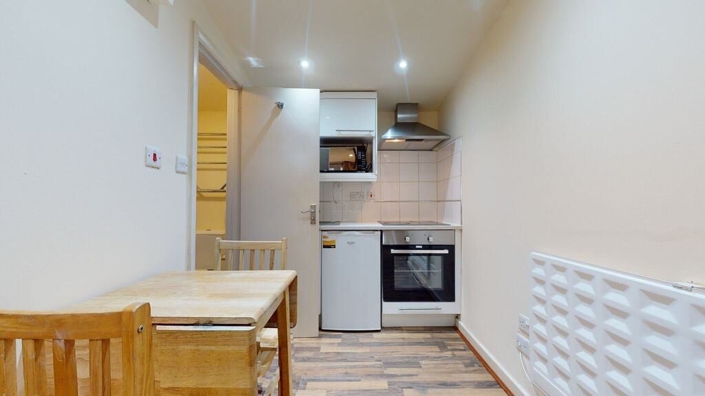 Room Chatsworth Road in Greater London