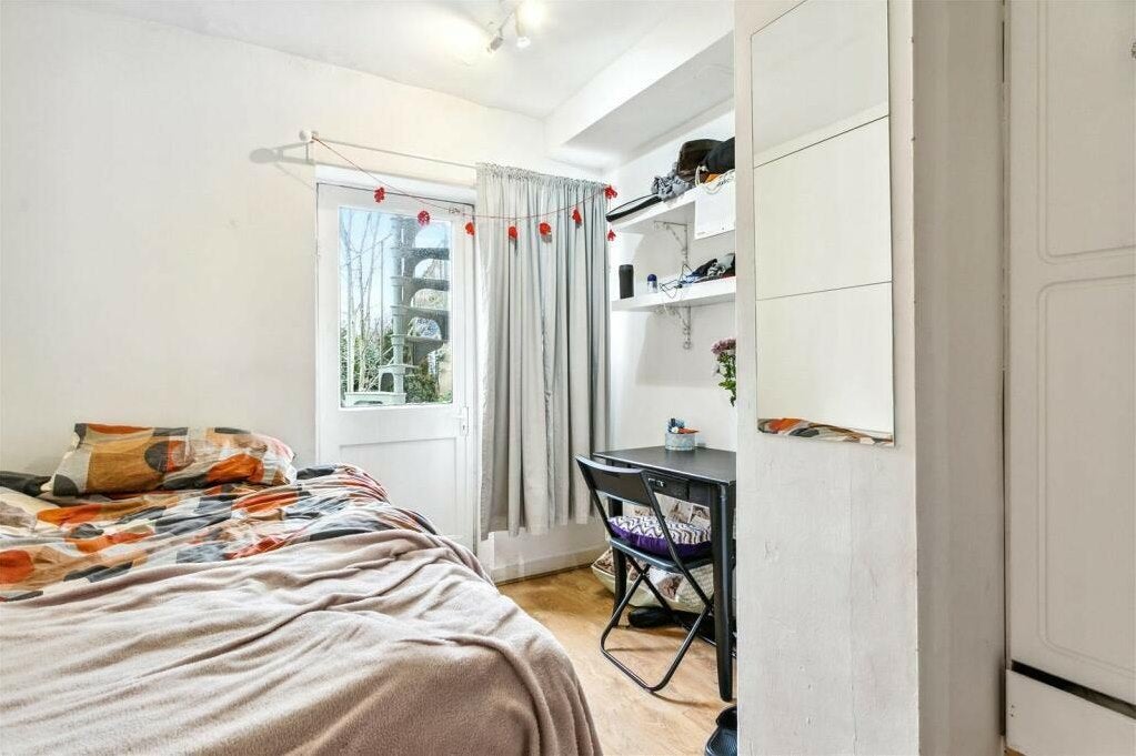 Flat Hazellville Road in Greater London